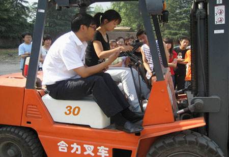 白銀叉車(chē)操作證考取指南 難度解析與智能搬運(yùn)車(chē)的藍(lán)海機(jī)遇